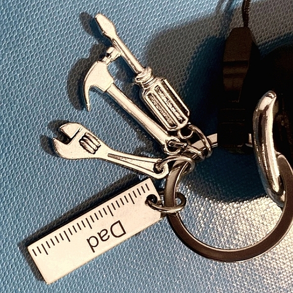 NWOT Stainless Steel "Dad" silver plated tool charm keyring. - Picture 4 of 5